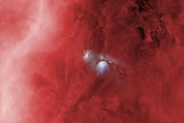 سحابیهای آبی در دل ابرهای سرخرنگ شکارچی در عکس روز ناسا - چیکاو