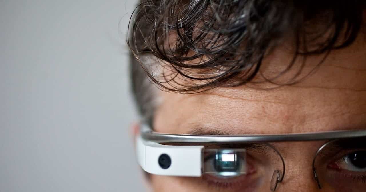 گوگل در حال کار بر روی عینک های جدید AR است که با اپل گلس رقابت خواهد کرد - چیکاو