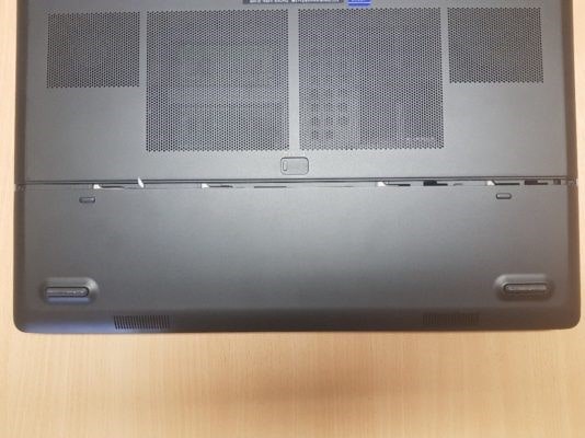 گیره ای که در مرکز پشتی لپ تاپ وجود دارد و با لغزش به سمت راست به قسمت پایینی اجازه می دهد تا به بیرون سر بخورد - چیکاو