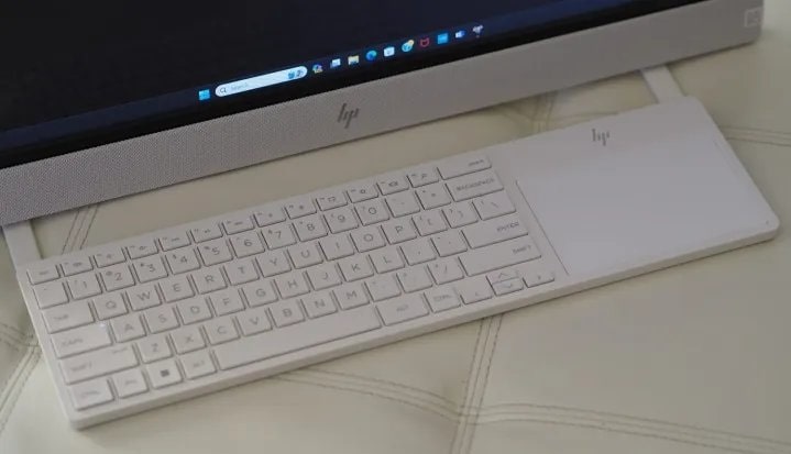 عکسی از صفحه کلید همراه با HP Envy Go که صفحه کلید و صفحه کلید را نشان می دهد - چیکاو