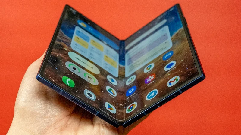 شوخی تبلیغاتی سامسونگ با اپل در تبلیغ جدید Galaxy Z Fold 7 - چیکاو