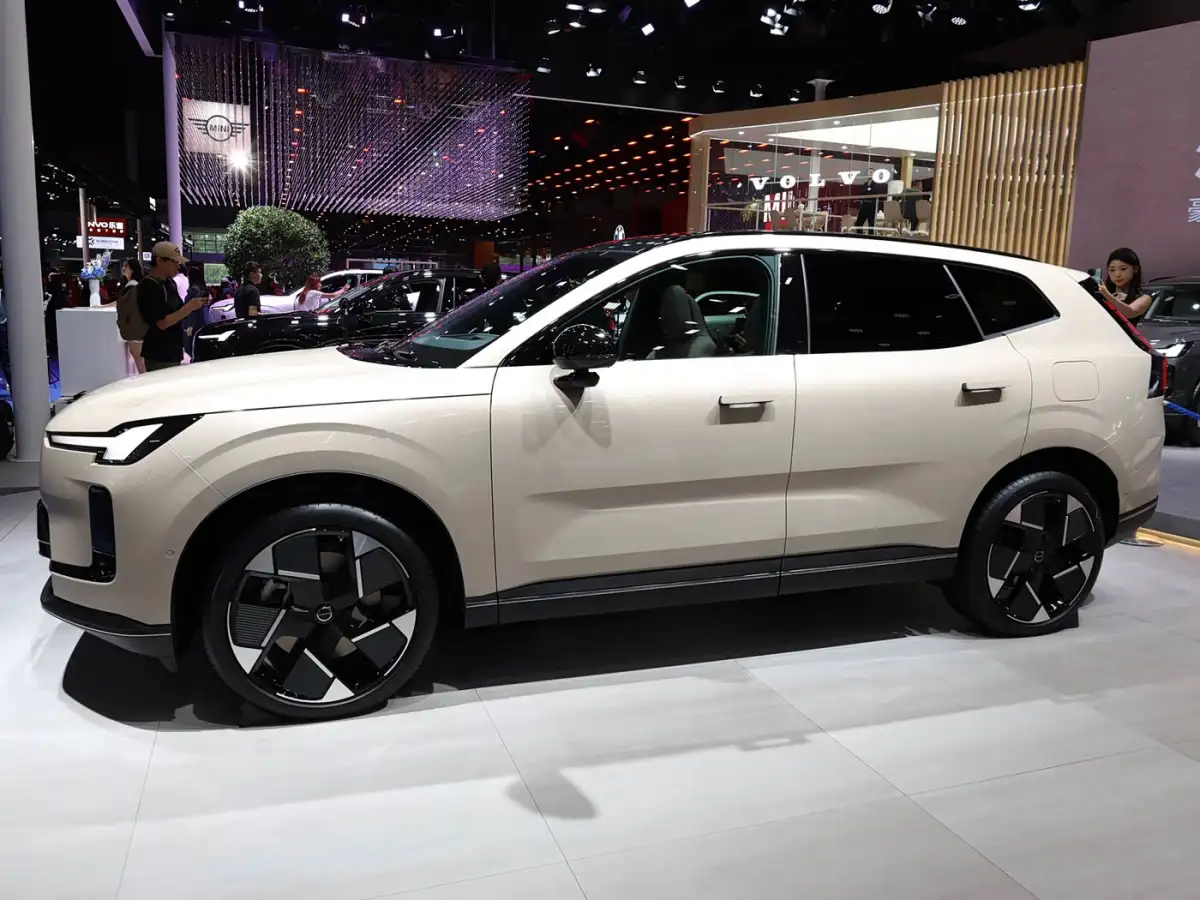 ولوو XC70 PHEV در نمایشگاه خودرو چنگدو 2025 رونمایی شد - چیکاو