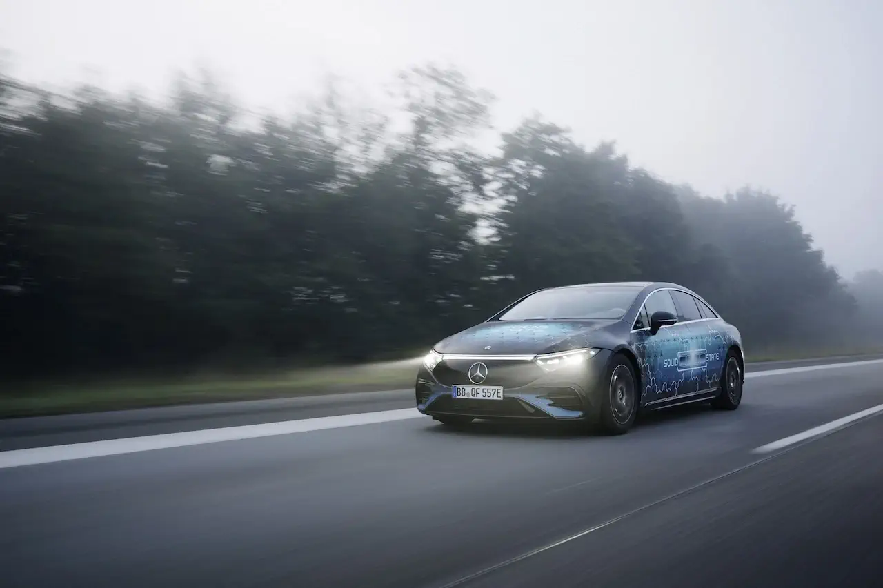 رکوردشکنی مرسدس: پیمایش ۱۲۰۵ کیلومتر با یک بار شارژ در EQS مجهز به باتری حالتجامد - چیکاو