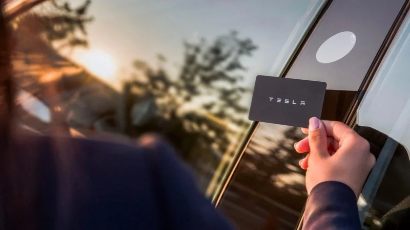 تسلا حذف کارت کلیدهای فیزیکی را برای کاهش هزینه‌ها آغاز می‌کند - چیکاو