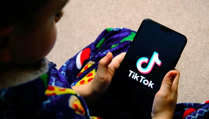 تیک‌تاک با هوش مصنوعی کاربران کم‌سن را شناسایی می‌کند - چیکاو