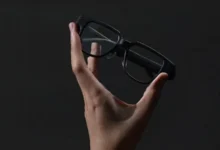 لنوو از عینک هوشمند AI Glasses V1 با نمایشگر ۲۰۰۰ نیت و ترجمه زنده رونمایی کرد - چیکاو