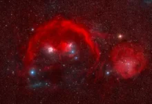 سحابی‌های آبی در دل ابرهای سرخ‌رنگ شکارچی در عکس روز ناسا - چیکاو