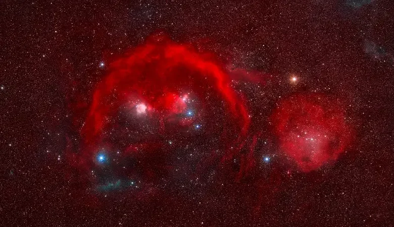 سحابیهای آبی در دل ابرهای سرخرنگ شکارچی در عکس روز ناسا - چیکاو