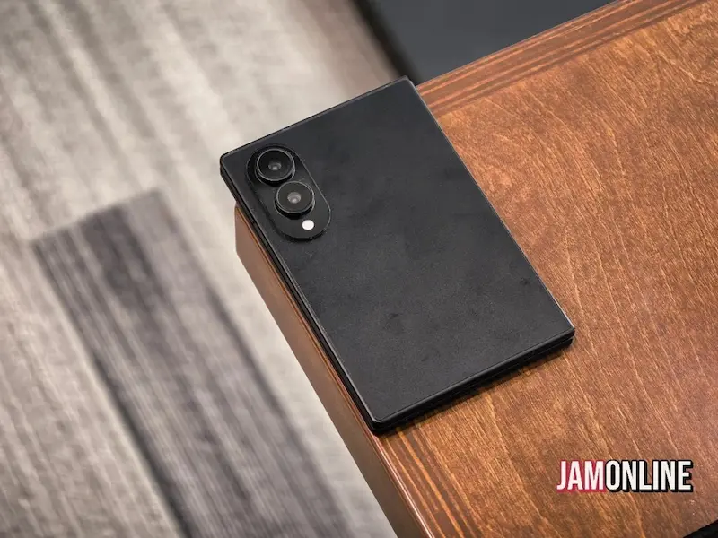Images of the black Galaxy Z Fold 8 Wide dummy unit - چیکاو
